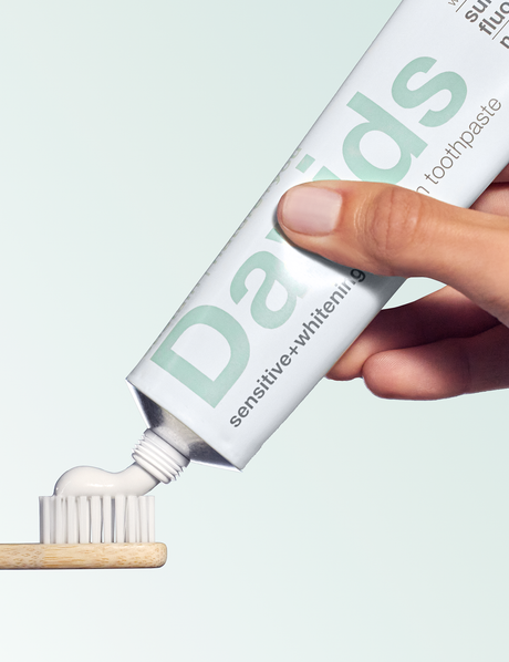 Davids Sensitive + Whitening Nano-Hydroxyapatite Premium Natural Toothpaste - Peppermint usage